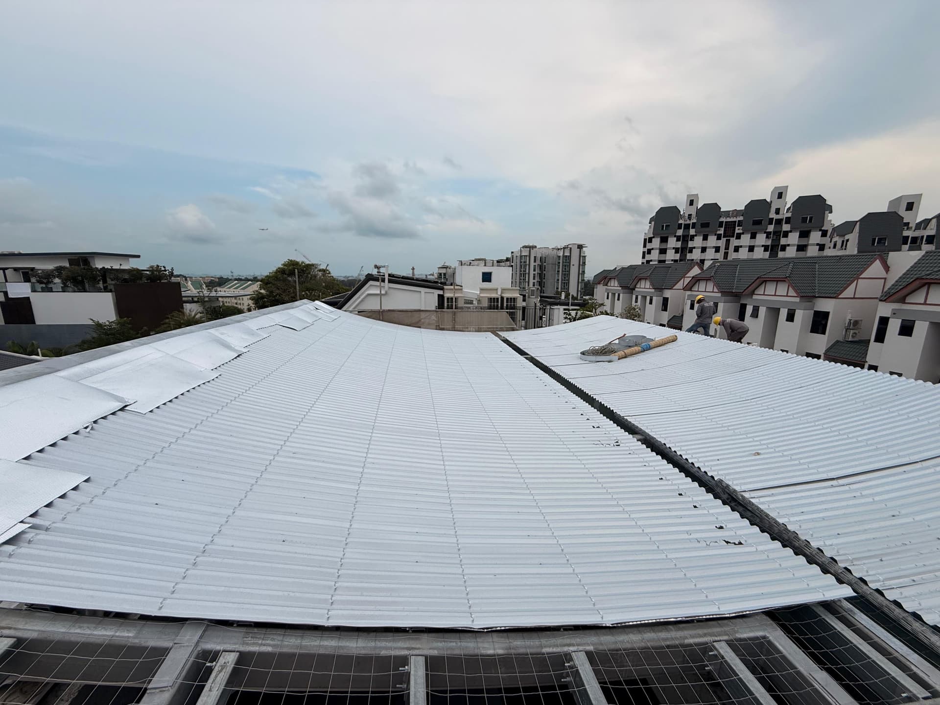Wide view of the convex curved roof during completion