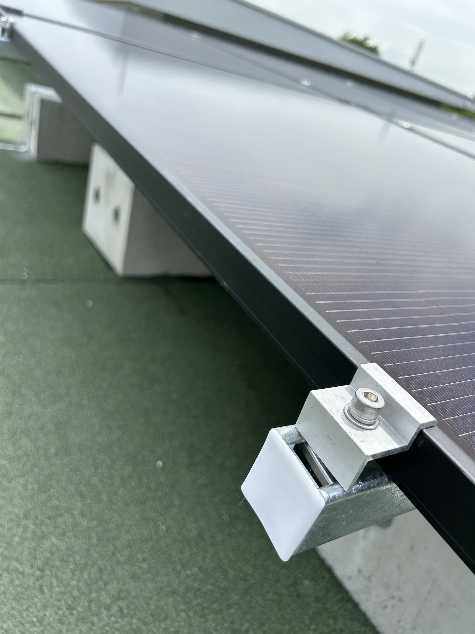 Solar panel edge clip and mounting connection